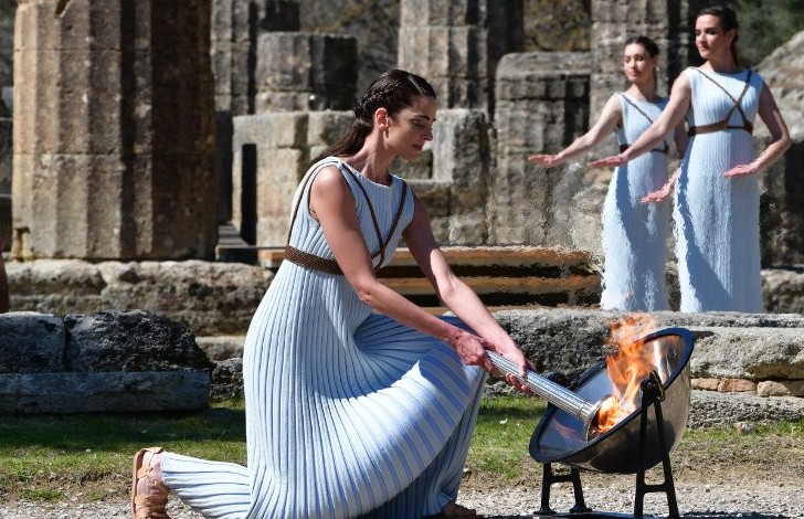 Эстафету олимпийского огня прервали в Греции