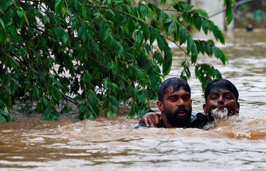 Более 400 человек стали жертвами самого сильного за 100 лет наводнения в Индии