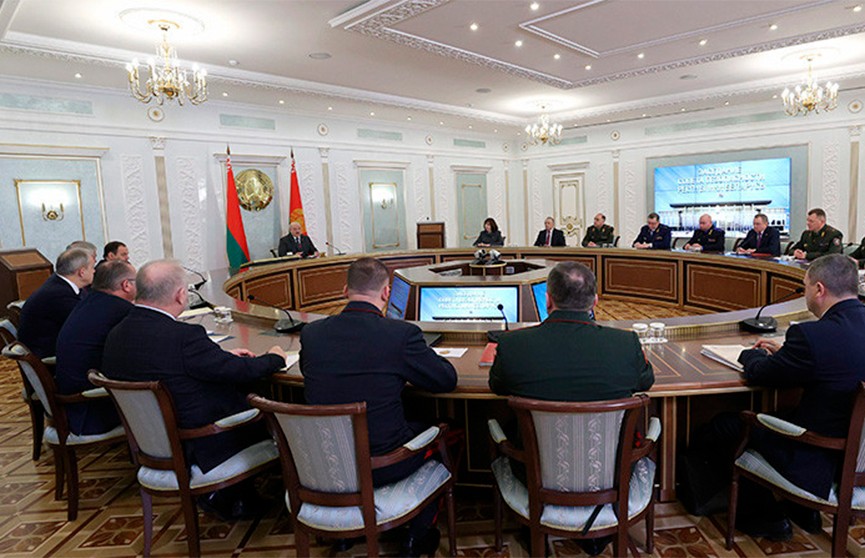 Как обезопасить Беларусь экономически в условиях глобального противостояния Запада и Востока? Лукашенко провел заседание Совета Безопасности
