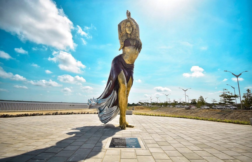 В честь Шакиры в ее родном городе открыли скульптуру
