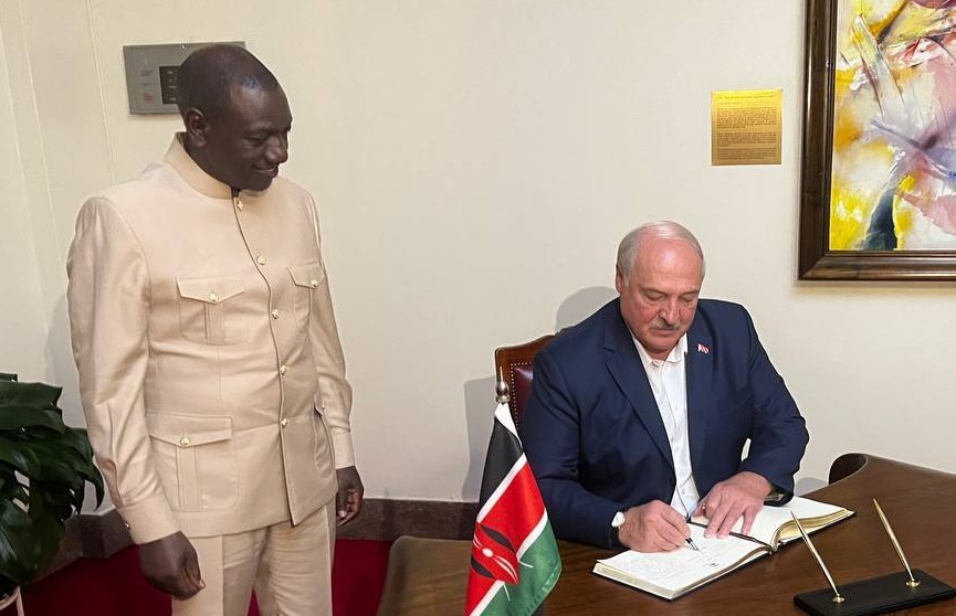 А. Лукашенко оставил запись в книге Почетных гостей Кении