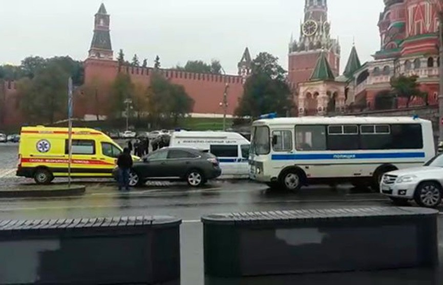 Водитель автомобиля угрожает взорвать газовый баллон у стен Кремля в Москве