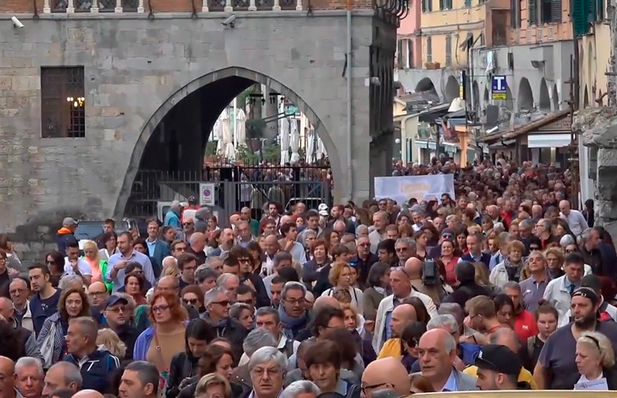 Тысячи людей возмущены бездействием властей после обрушения моста Моранди в августе в Генуе