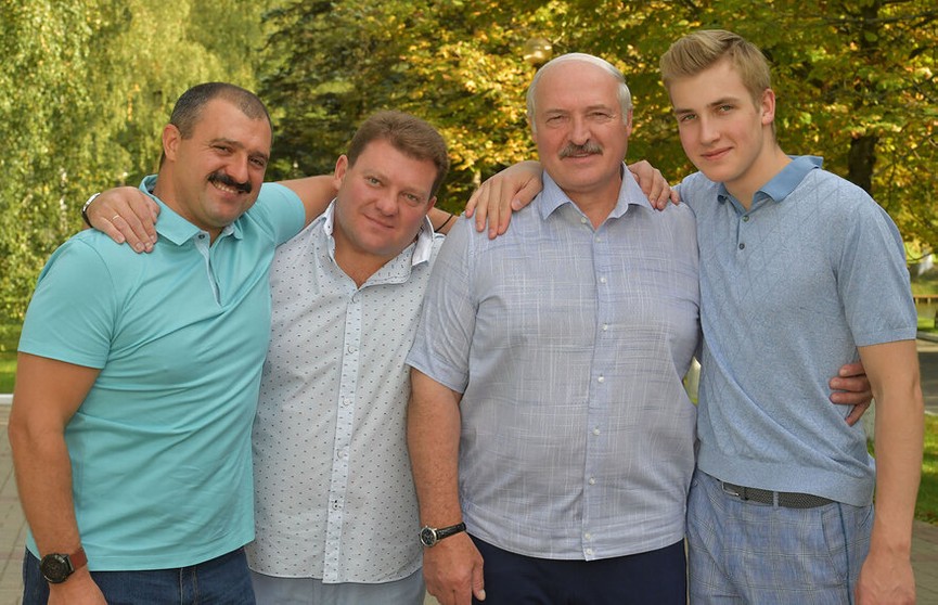 Лукашенко поздравил белорусов с Днем отца