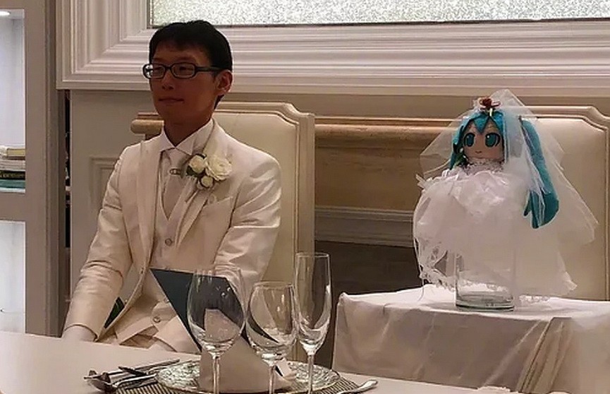Японец женился на виртуальной девушке