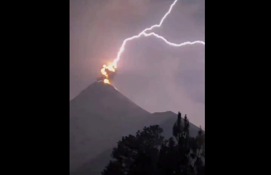 Череда мощных молний ударила в вулкан Фуэго: невероятные кадры из Гватемалы