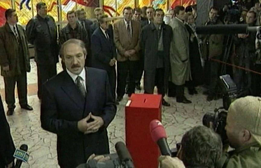 А. Лукашенко в середине 90-х завоевал доверие народа и начал действовать – ему противостоял парламент