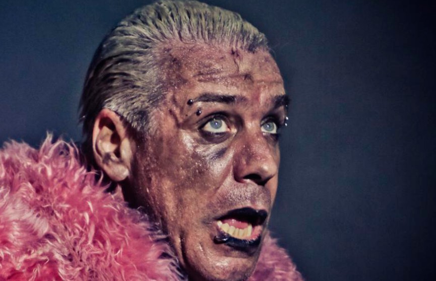 Солист группы Rammstein сломал челюсть поклоннику