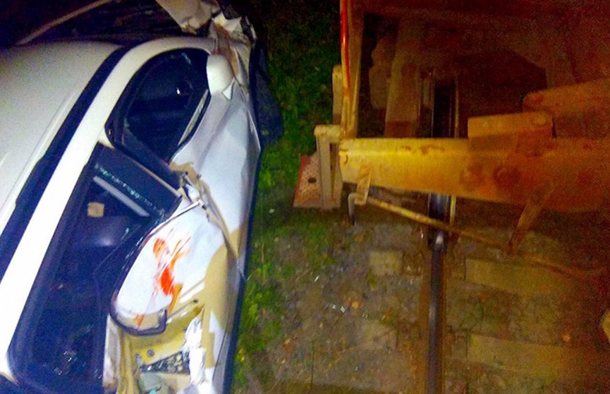 Автомобиль столкнулся с товарным поездом в Минске: водитель не пострадал