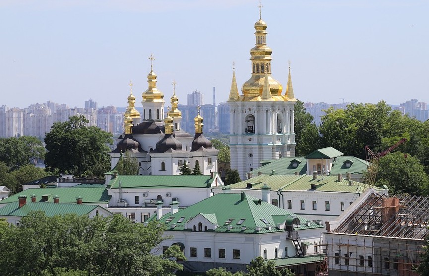 В Киево-Печерской лавре начались стычки верующих с полицейскими