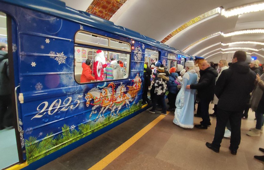 В метро Минска запустили брендированные поезда в новогодней стилистике