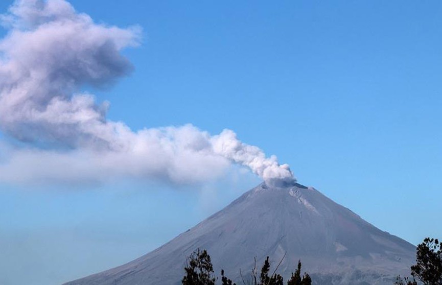 Вулкан Попокатепель в Мексике выбросил столб пепла почти на 1,5 километра
