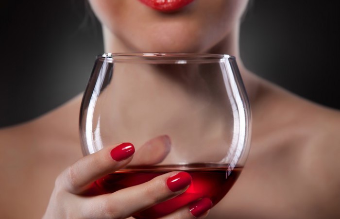 Бокал красного вина улучшает работу сердца: миф или правда?