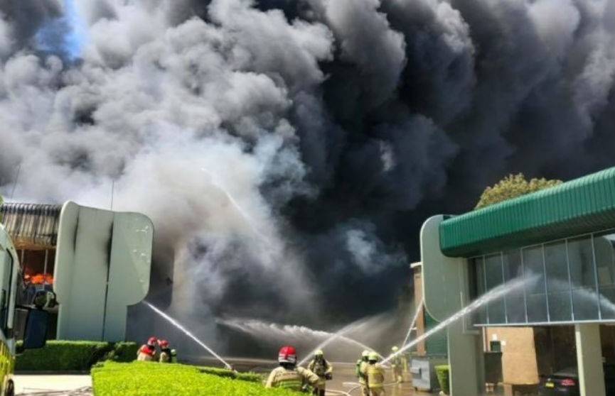 Крупный пожар на строительном заводе в Австралии