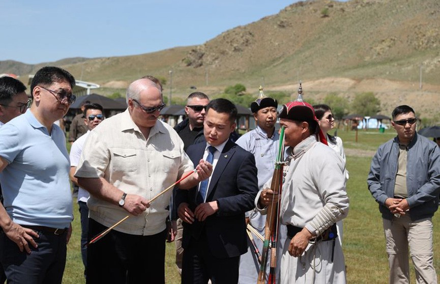 Александр Лукашенко посетил загородный центр монгольской культуры