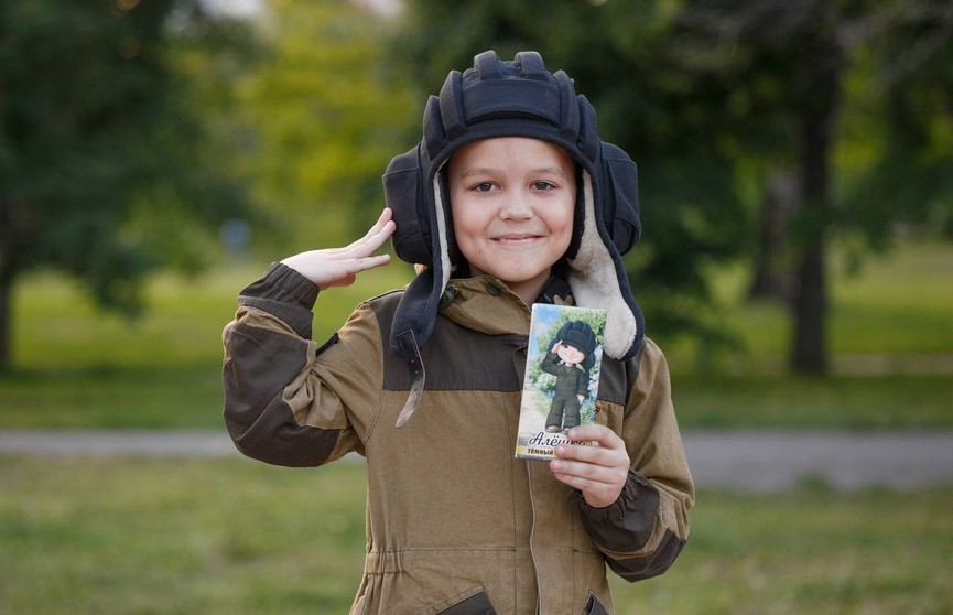 В России в честь мальчика, приветствующего военных, выпустили шоколад «Алешка»