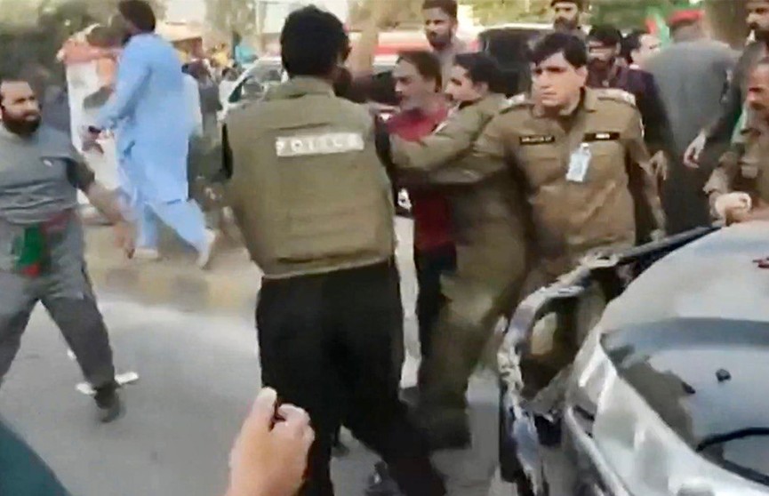 В Пакистане после покушения на экс-премьер-министра проходят массовые протесты