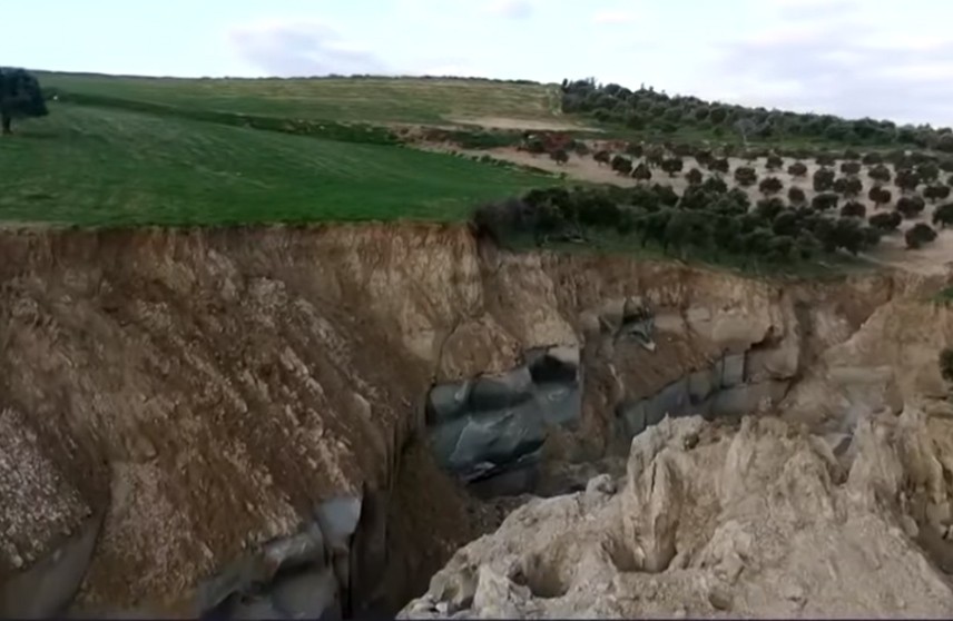 Видео с гигантским разломом после землетрясения в Турции опубликовали в Сети