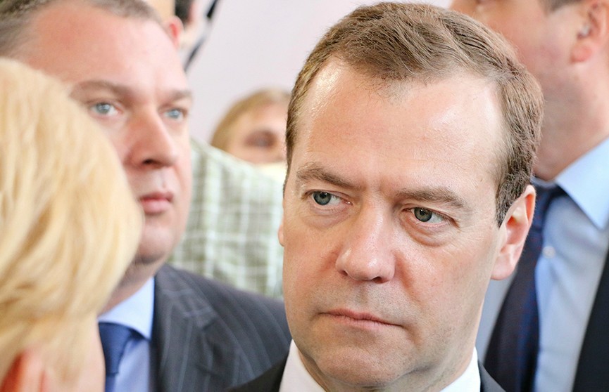 Медведев назвал позорной слабостью решение ФРГ не считать Путина президентом