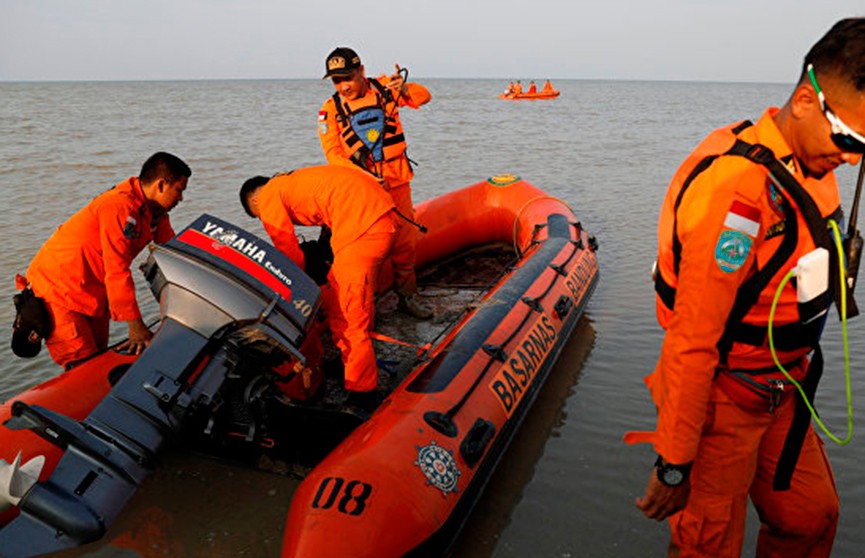 Расследование авиакатастрофы в Индонезии: найдены тела десяти погибших, в том числе одного младенца