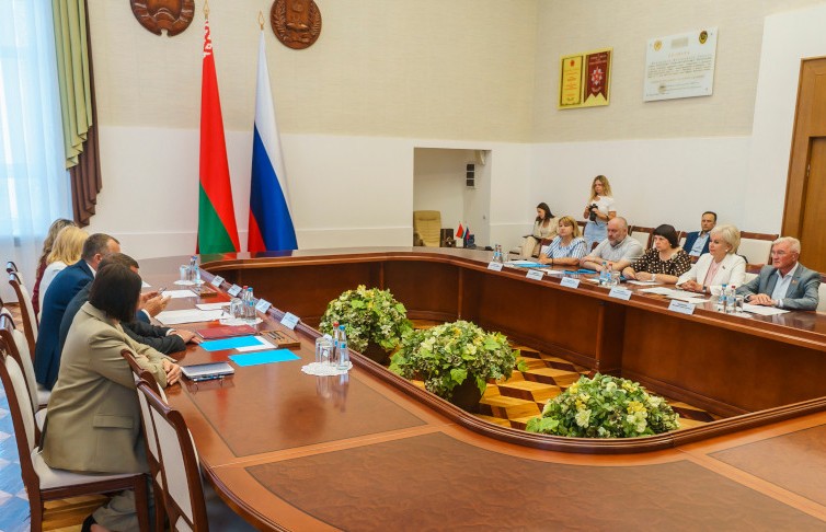 Парламентарии предлагают сблизить законодательство Беларуси и России в сфере распределения выпускников
