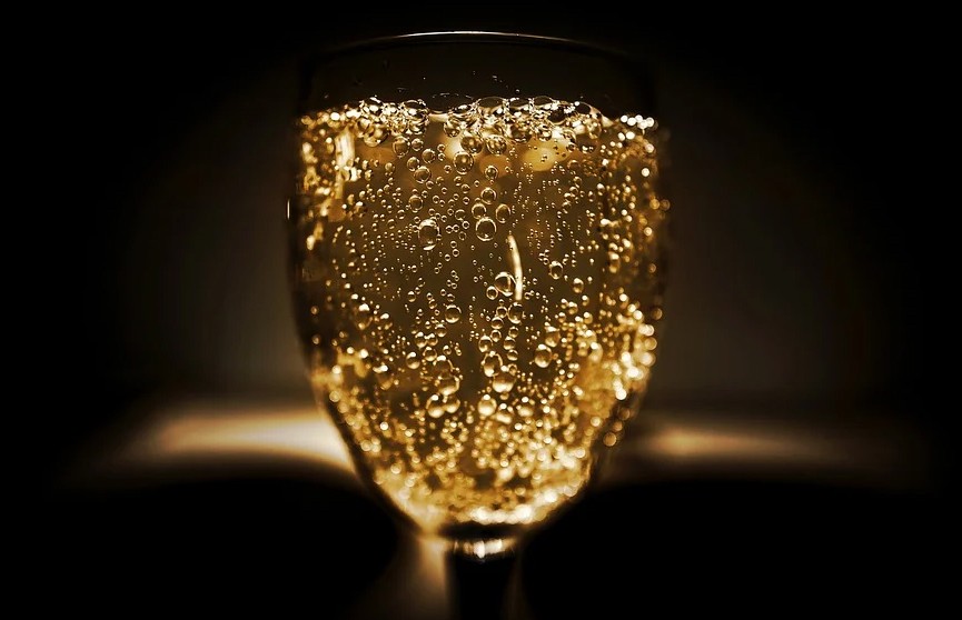 «Один-два бокала шампанского антителам не помешают». Эксперт рассказал о влиянии алкоголя на недавно привившихся людей