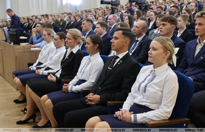 Президент Беларуси ответил на вопрос, помогает ли ему в работе искусственный интеллект