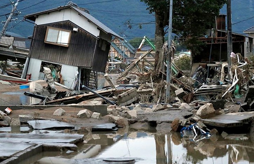 Число жертв ливней в Японии превысило 100 человек