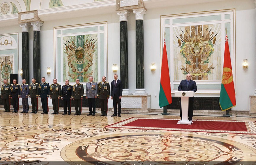 Александр Лукашенко обратился с напутствием к выпускникам военных вузов и офицерам