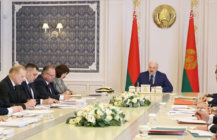 Лукашенко – правительству: За деньгами даже не обращайтесь!