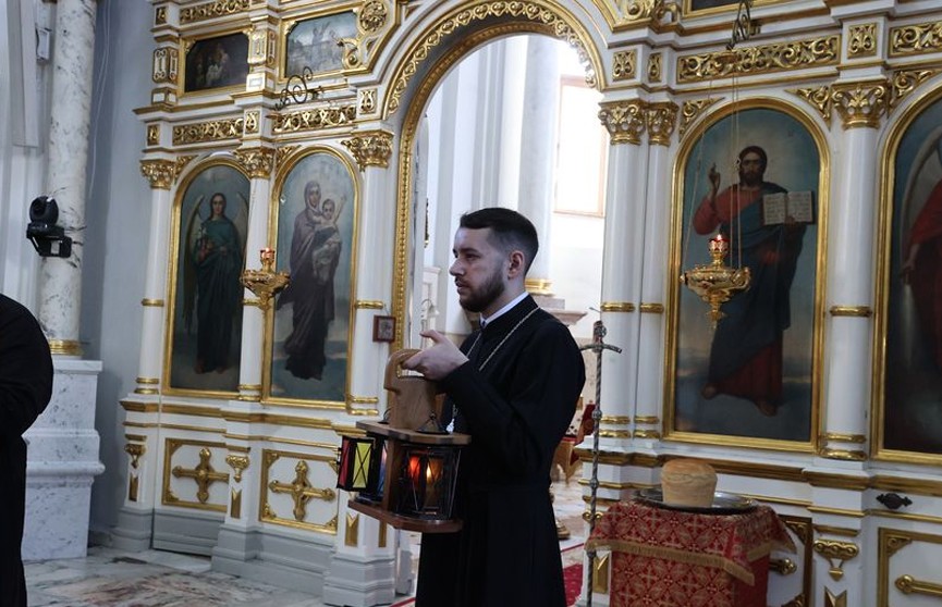 В Свято-Духов кафедральный собор Минска доставлен Благодатный огонь