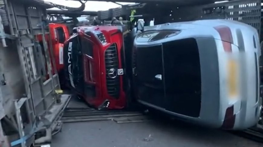 В Великобритании опрокинулся автовоз, серьезно повреждены девять суперкаров