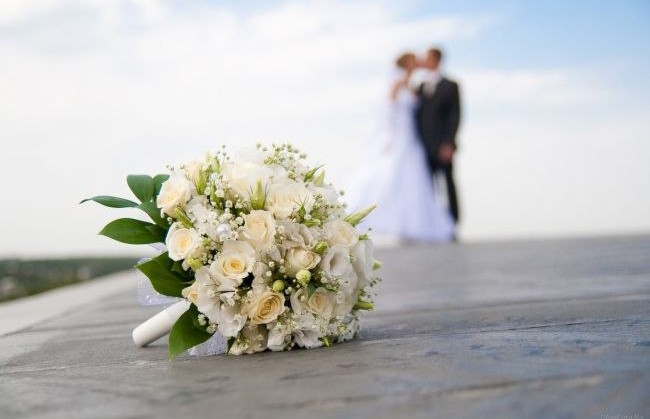Мать невесты высмеяли из-за платья, в котором она пришла на свадьбу дочери (ФОТО)