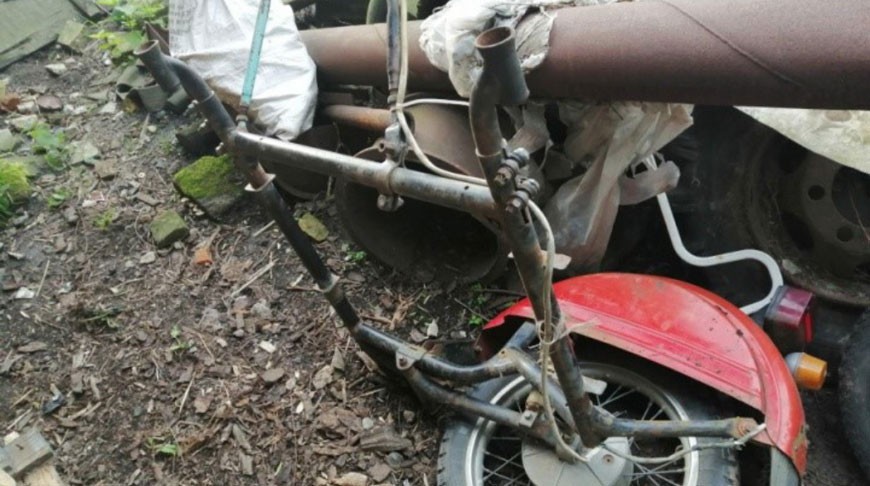 Без шлема и прав: в Столинском районе подросток на мотоцикле врезался в столб