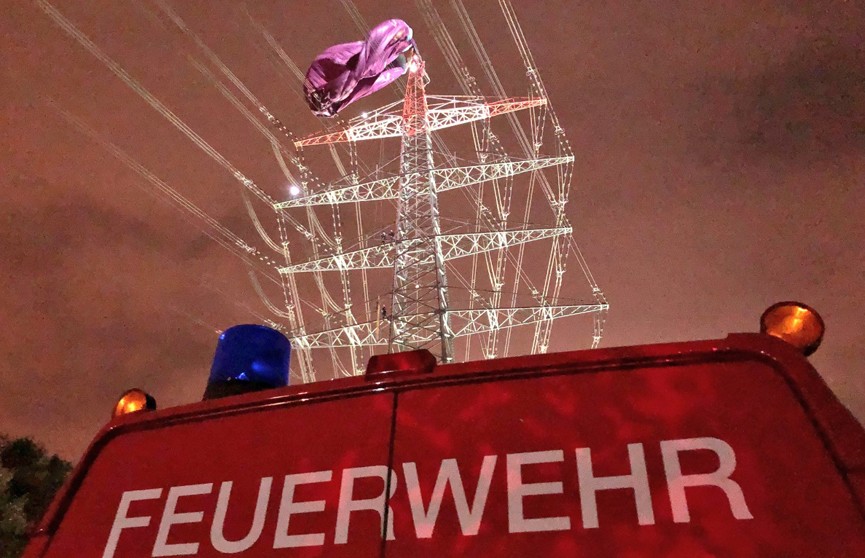 Воздушный шар зацепился за линию электропередач в Германии: людей эвакуировали
