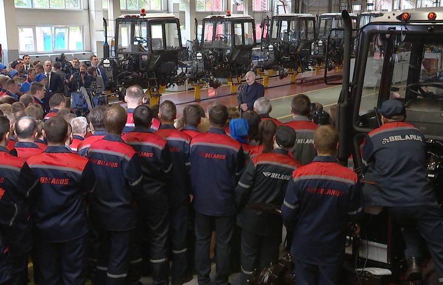 Лукашенко посетил МТЗ: как работает завод и о чем Президент говорил с трудовым коллективом