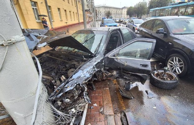 В Минске на проспекте Машерова автомобиль врезался в столб