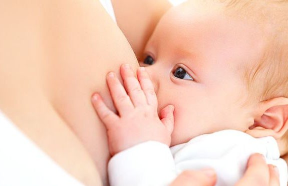 Младенец отказался пить молоко матери: этим он спас ей жизнь