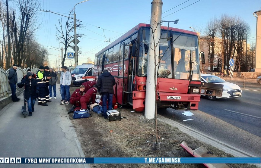 Водитель «МАЗа» врезался в столб из-за плохого самочувствия в Минске