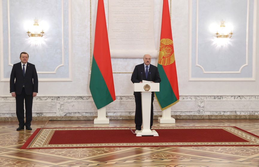 «Давайте мирно сотрудничать. Белорусов не в чем упрекнуть». Лукашенко принял верительные грамоты послов иностранных государств