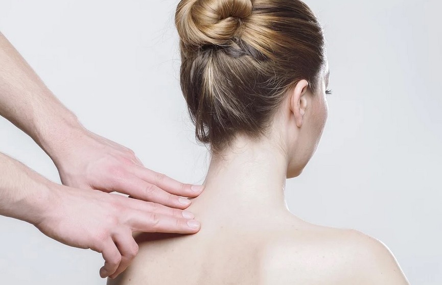 Помогает ли массаж при лечении остеохондроза? Прокомментировала специалист