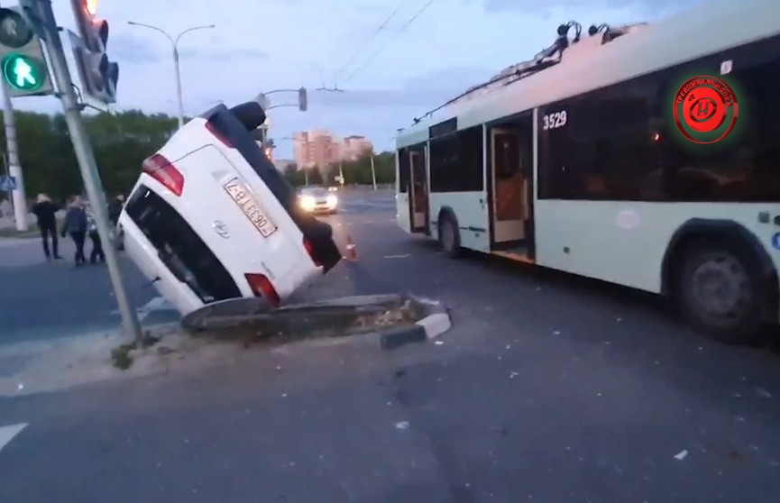 Авария на улице Горецкого в Минске с участием троллейбуса и Hyundai (ВИДЕО АВАРИИ)