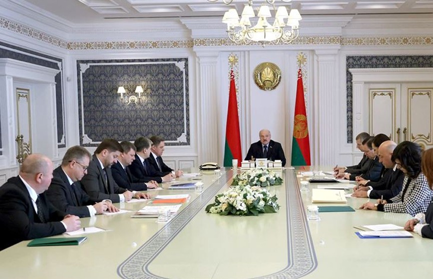 Лукашенко поручил подготовить указ о регулировании рекламы в СМИ: «Деньги должны идти на защиту и поддержку государства»