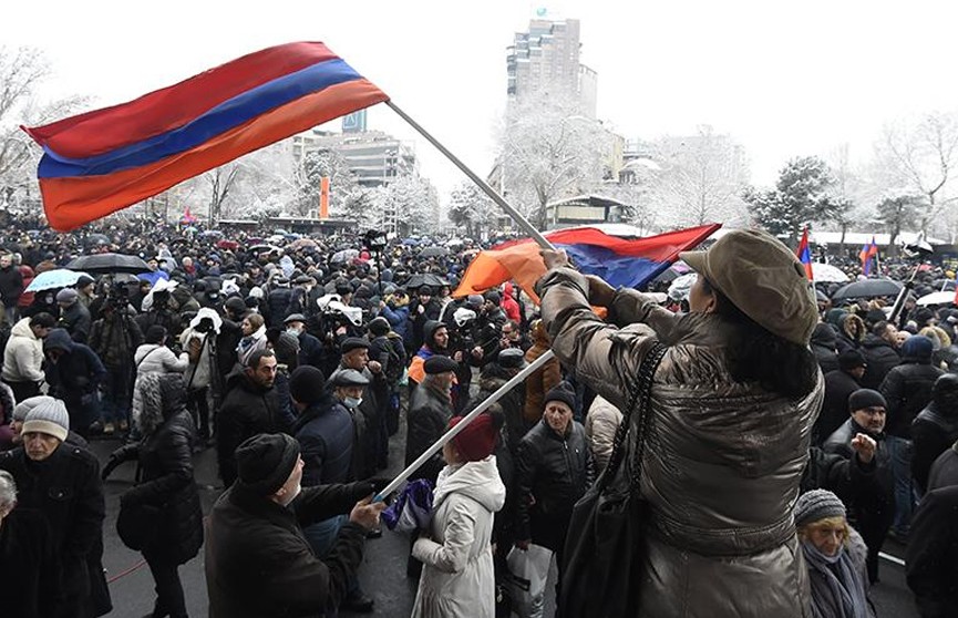 Протестующие ворвались в здание университета в Ереване