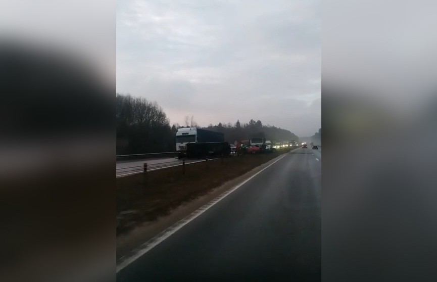 На трассе Минск – Гомель столкнулись более десяти автомобилей