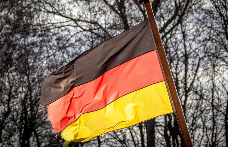В Германии разгорелся скандал из-за «обнаженной Меркель в снегу»