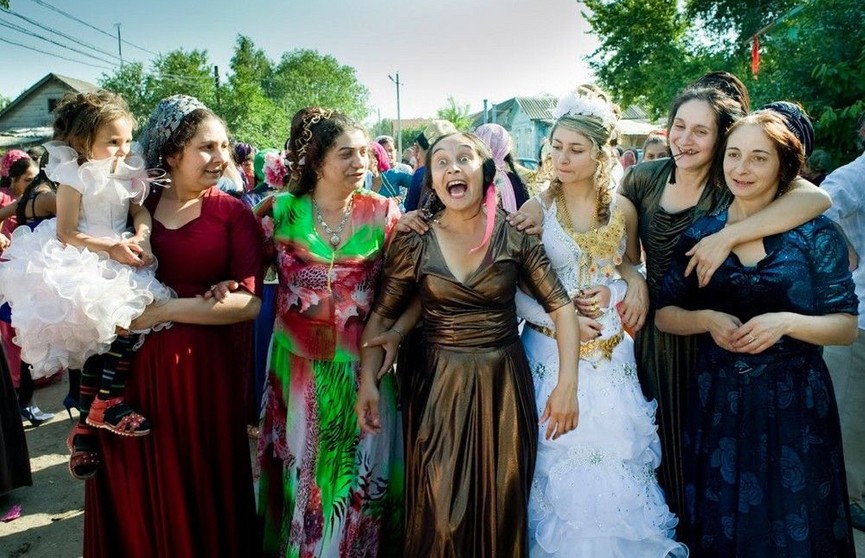 Ах да цыганская свадьба! 12 фото о главном празднике в жизни влюбленных