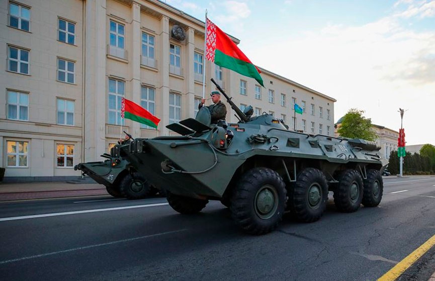 В Бресте празднование Дня Победы открыл парад с участием военной техники