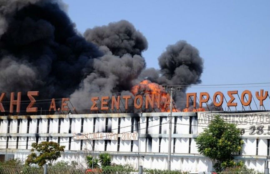 Сильный пожар на заводе в Афинах: спасатели пытаются помешать распространению пламени
