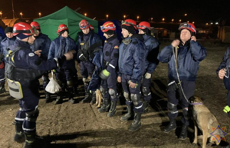 Белорусские спасатели извлекли из-под завалов трех выживших в Турции